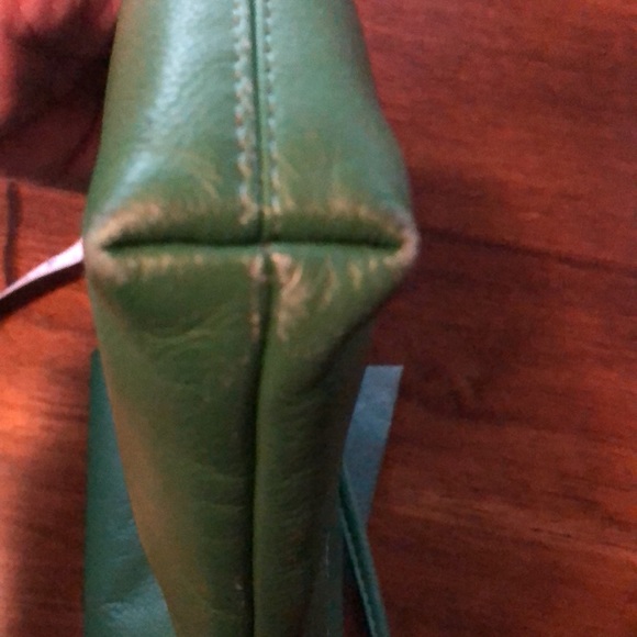 ILI cross body bag- soooo cute in green! Easy to wear and fits your phone! - Picture 7 of 7